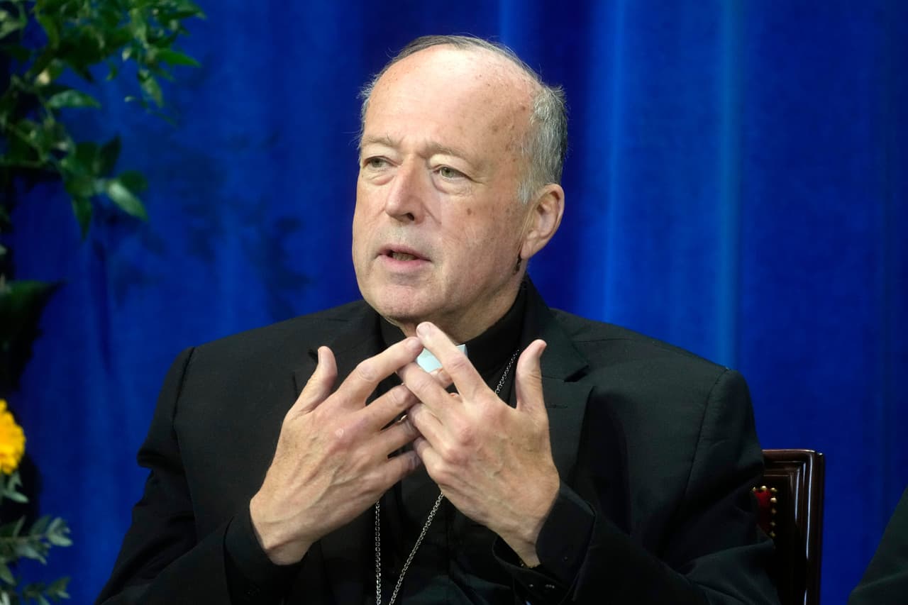 El cardenal Robert McElroy de Washington asiste a una conferencia de prensa en el Colegio Norteamericano en Roma, el viernes 9 de mayo de 2025.