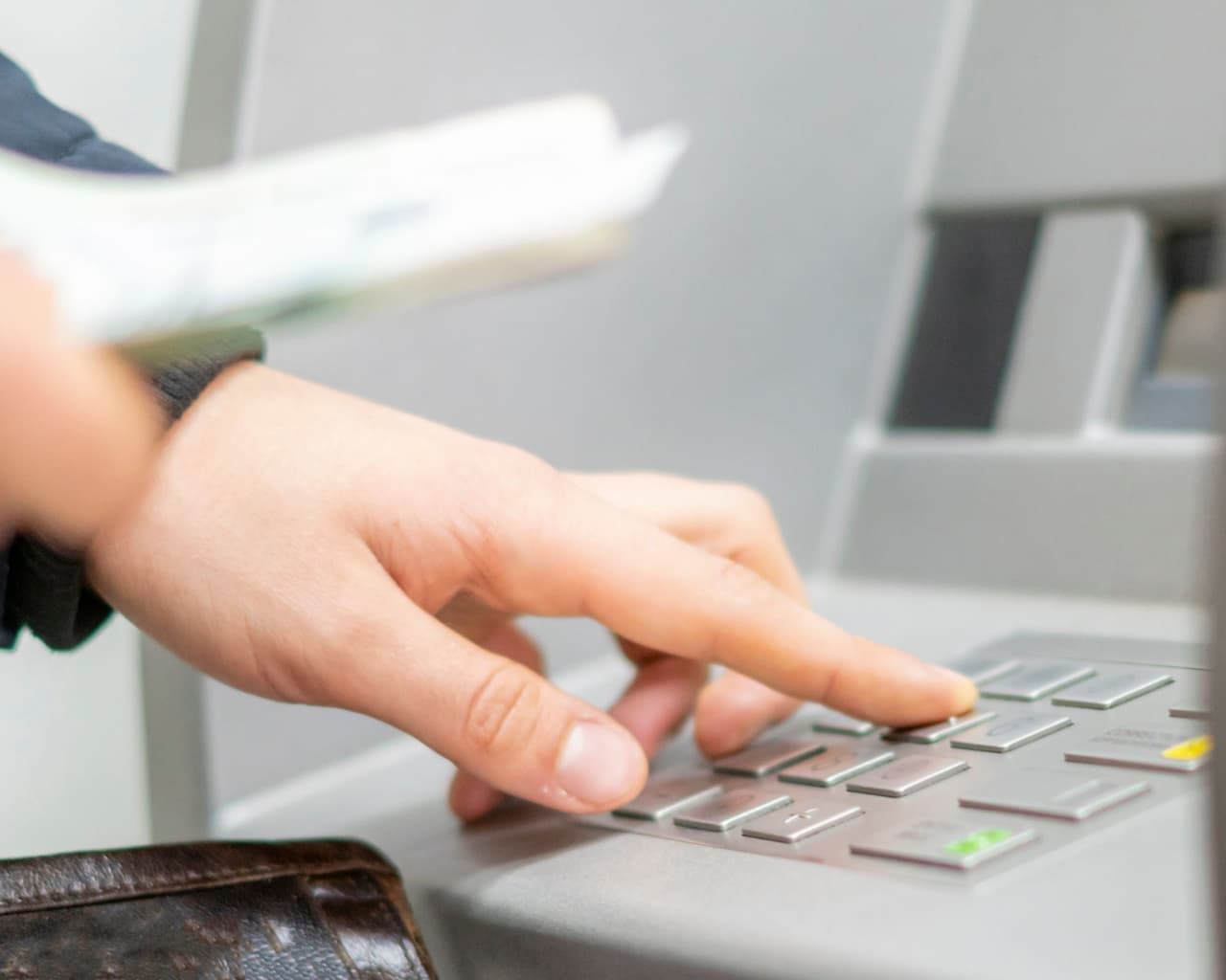 Los delincuentes frecuentemente instalan “skimmers” en cajeros automáticos que no están ubicados en lugares demasiado concurridos, ya que no quieren ser observados instalando hardware malicioso o recolectando los datos recolectados (aunque siempre hay excepciones).
<br>