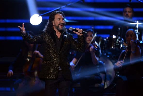 El "Buki" interpretó su éxito "De mil amores".