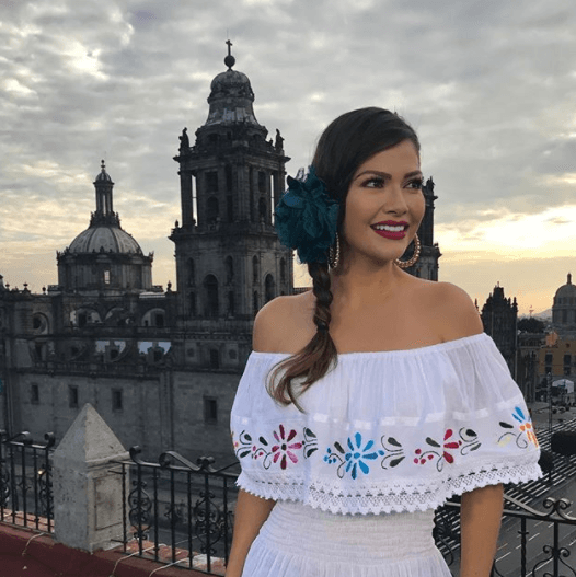 La hemos visto portar con orgullo los trajes tradicionales de su país.