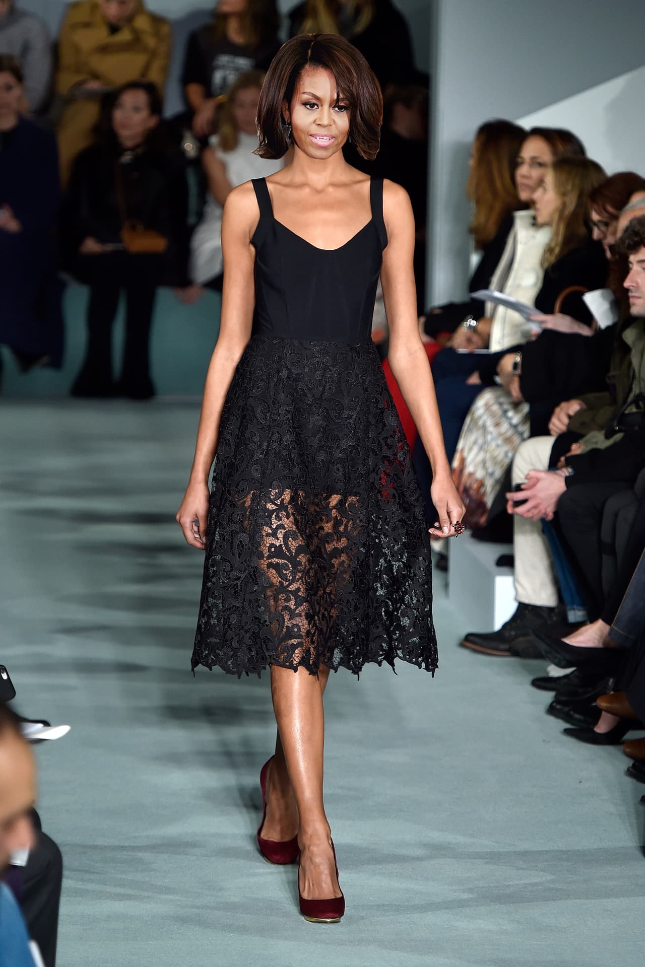 Uno de los grandes desafíos y herencias que la Primera Dama le dejará al mundo de la moda de la Casa Blanca, es su apuesta por llevar sus brazos destapados. La etiqueta suele decir que en eventos oficiales los hombros van cubierto, pero Michelle Obama ha dejado claro que los vestido strapless o sin mangas son dignos de cualquier formalidad. Para la cena oficial podría apostar por el encaje, que tanto le gusta, con un vestido de Oscar de la Renta.