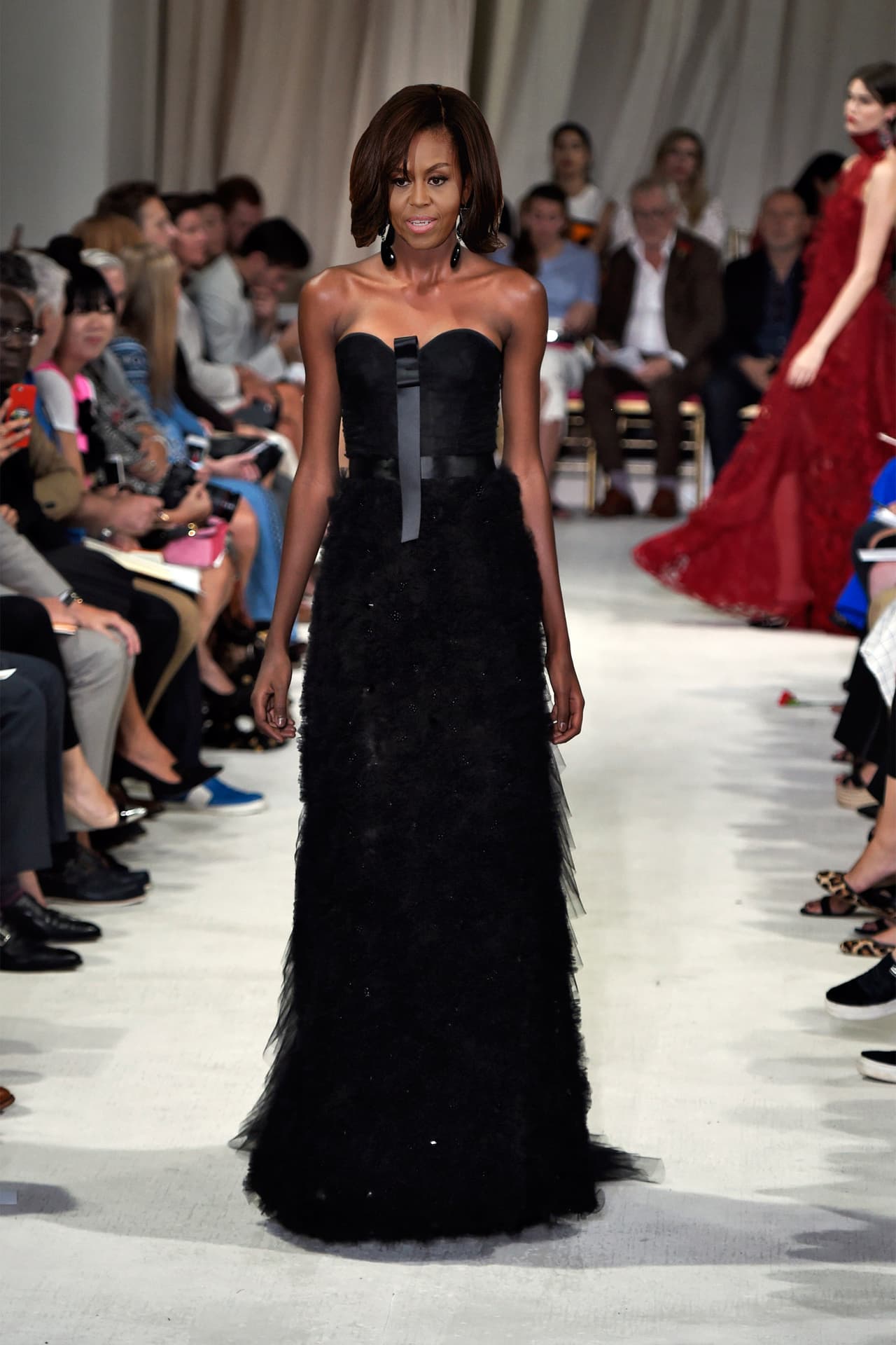 Si el ajuar de Michelle Obama requiriera de un vestido largo, éste de Oscar de la Renta parece perfecto para la ocasión. El negro lo hace ceremonioso, el strapless es una apuesta que Michelle ya ha usado en ocasiones pasadas como el traje diseñado por Vera Wang para la Cena de Estado de 2015 y la bella falda se compondrá perfecto con los aires de la isla.