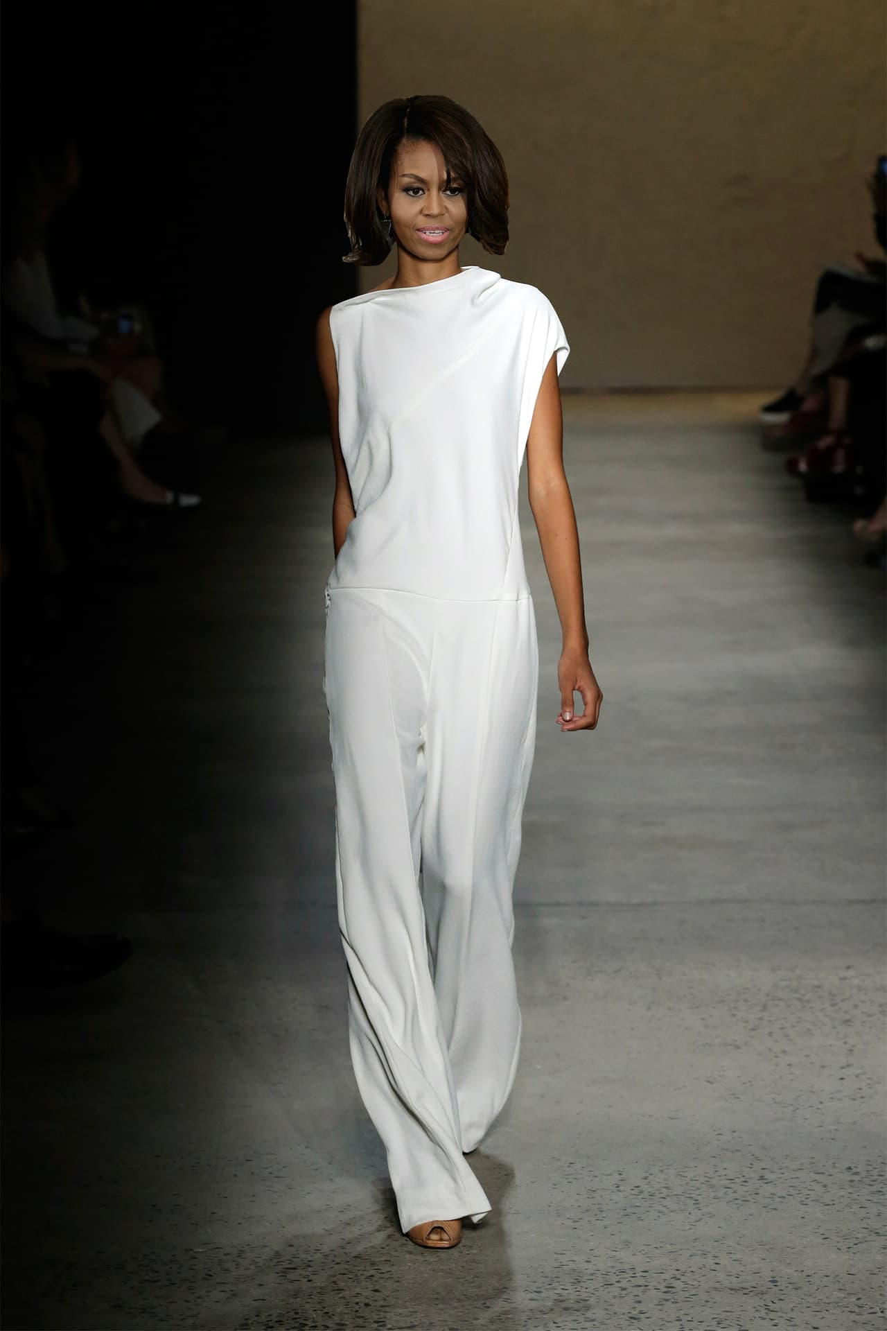 Para el momento del viaje y el arribo a la isla, nos encantaría ver a la Primera Dama en un enterizo ligero, elegante y muy propio del verano como este de Narciso Rodriguez. El diseñador de origen cubano ha sido uno de sus compañeros emblemático durante toda sus apariciones públicas. Inolvidable el traje amarillo encendido que creó para Michelle en el discurso del Estado de la Unión en enero de este año.