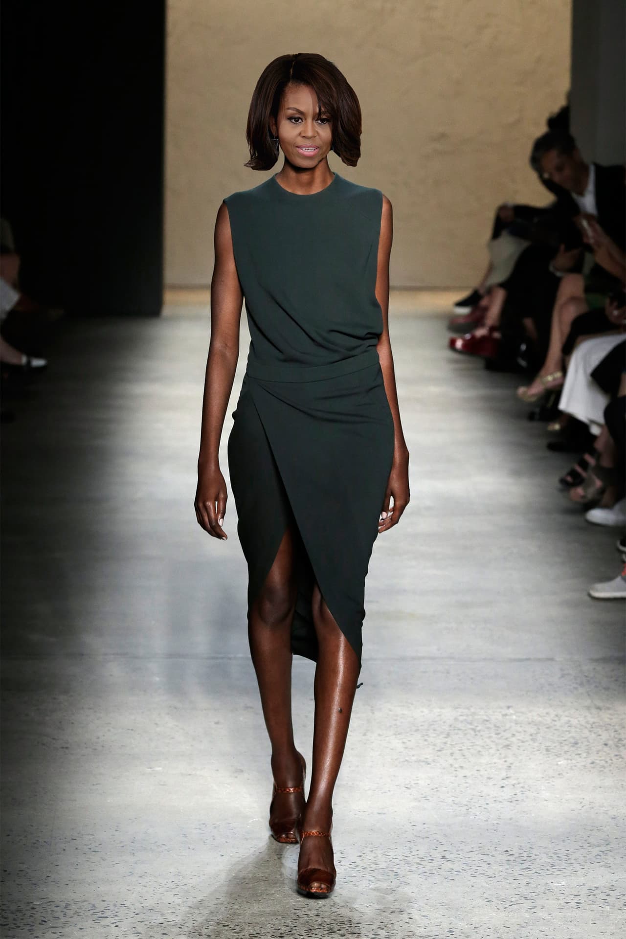 Narciso Rodríguez suele elegir colores fuertes para vestir a la Primera Dama, como lo hizo con el rojo encendido del vestido que le creó para la noche de la elección del Presidente, Barack Obama, en 2008. Sin embargo, de su más reciente colección elegimos este vestido sobrio, verde con un corte muy elegante de falda a la altura de la rodilla que luciría muy bien en Michelle Obama.