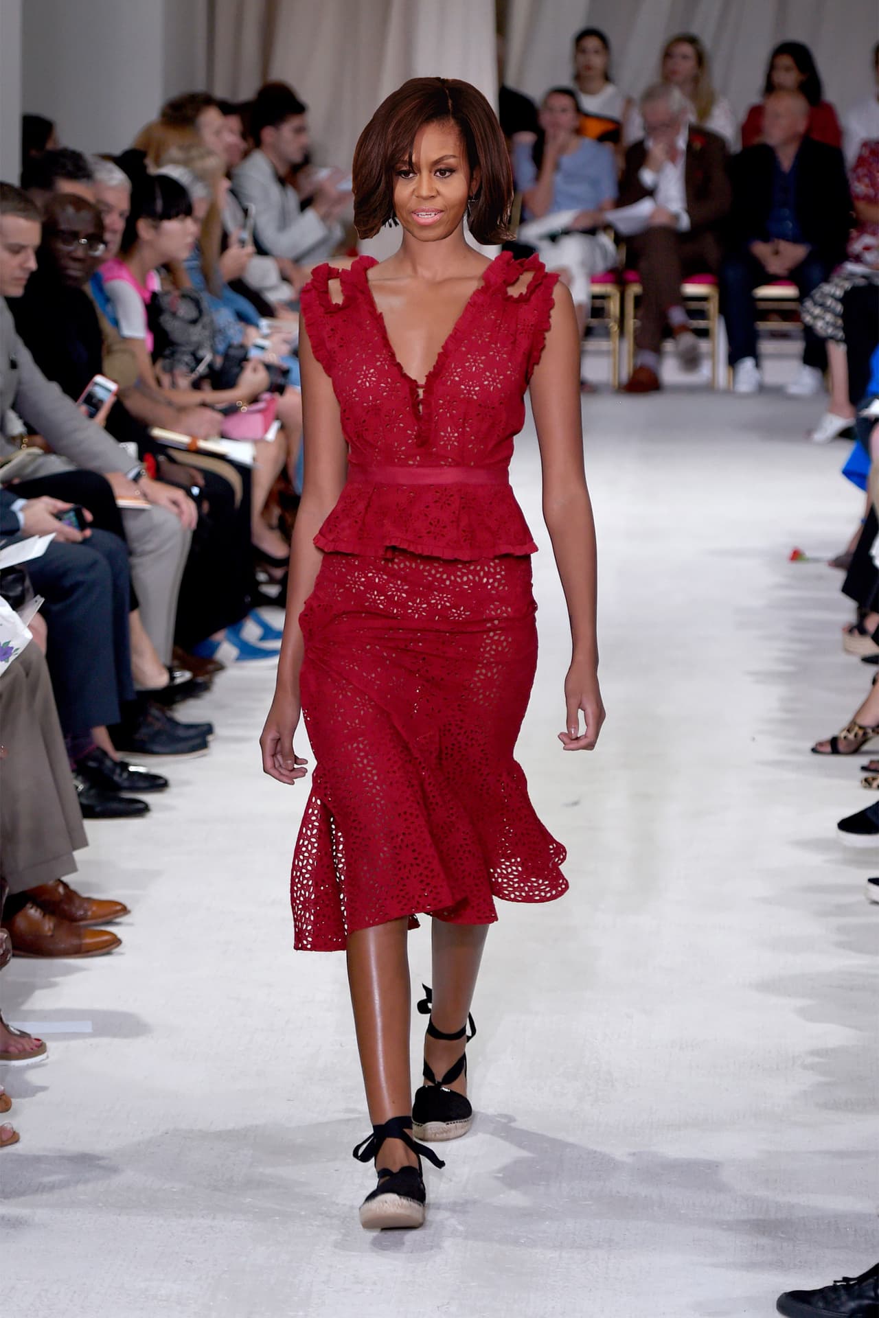 Con alpargatas negras de amarrar y un vestido rojo de corte flamenco como este de Oscar de la Renta, Michelle Obama celebraría la feminidad latina y luciría muy elegante y a la vez caribeña.