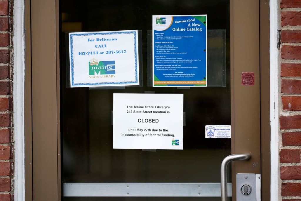 Un cartel anuncia el cierre prolongado de la Biblioteca Estatal de Maine.