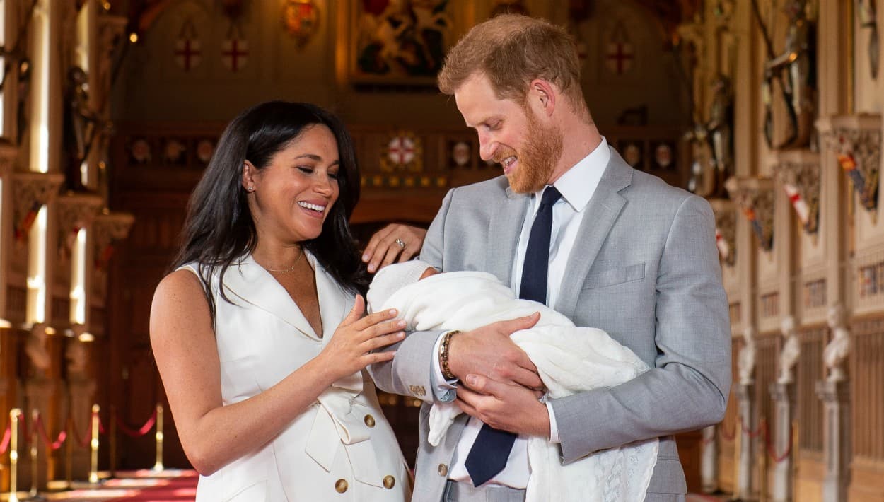 Durante la presentación oficial del niño, que ocurrió temprano en la mañana, Meghan Markle y el príncipe Harry no dijeron a quién se parece más su bebé. "Cambia a diario", aseguró el pelirrojo nieto de la reina Isabel II.