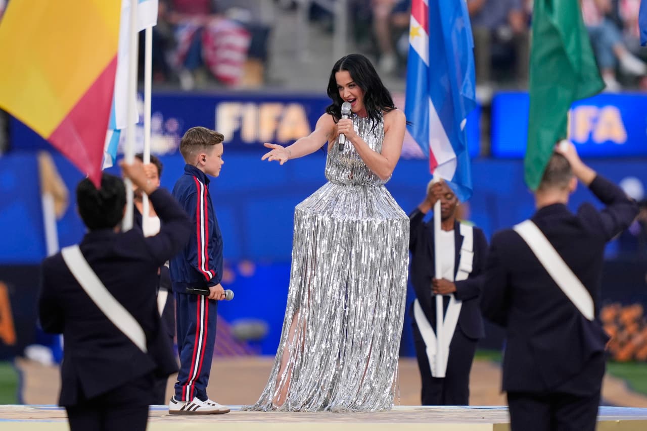 Katy Perry y Tius Luka cantan durante la ceremonia de apertura en Inglewood, California el viernes 12 de junio de 2026. (Foto AP/Mark J. Terrill)