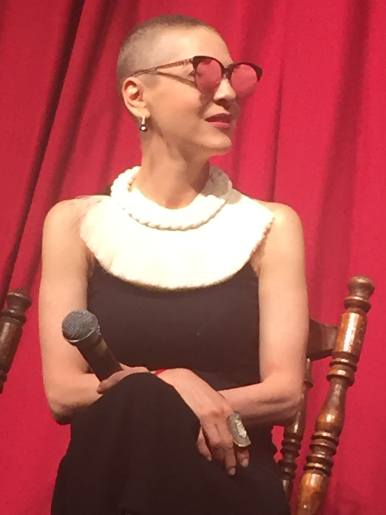 La actriz de 52 años luce hermosa y se ha vuelto fanática de los lentes de sol, como parte de su nuevo look.