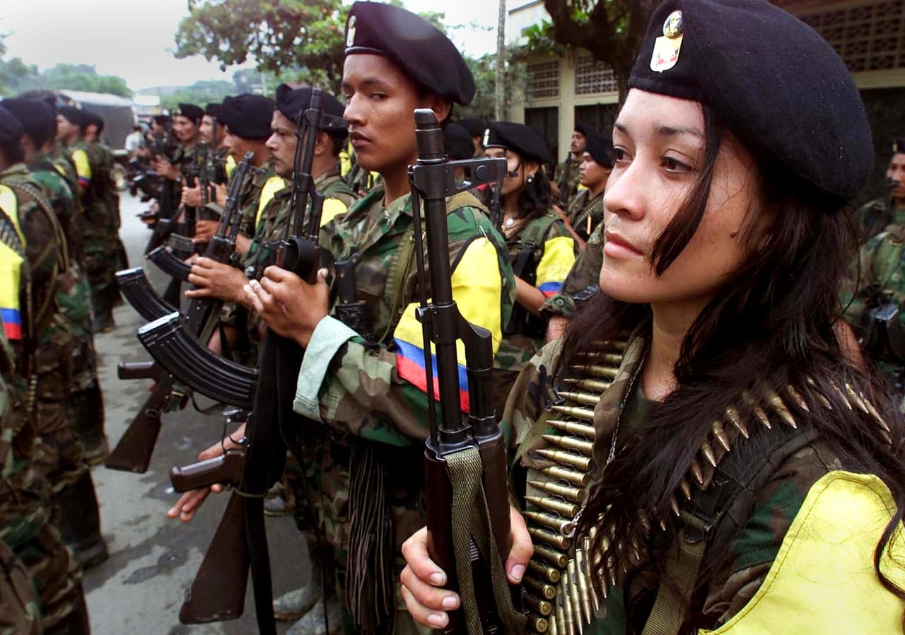 En 2001, y durante la existencia de la zona de distensión, periodistas y fotógrafos tuvieron acceso a la intimidad de las Farc. El mundo pudo ver paradas militares, como ésta de febrero, y la participación de niños y mujeres en la rutina guerrillera. Cada quien con su lugar en los campamentos y deberes asignados por los líderes y miembros del Secretariado (alto mando).