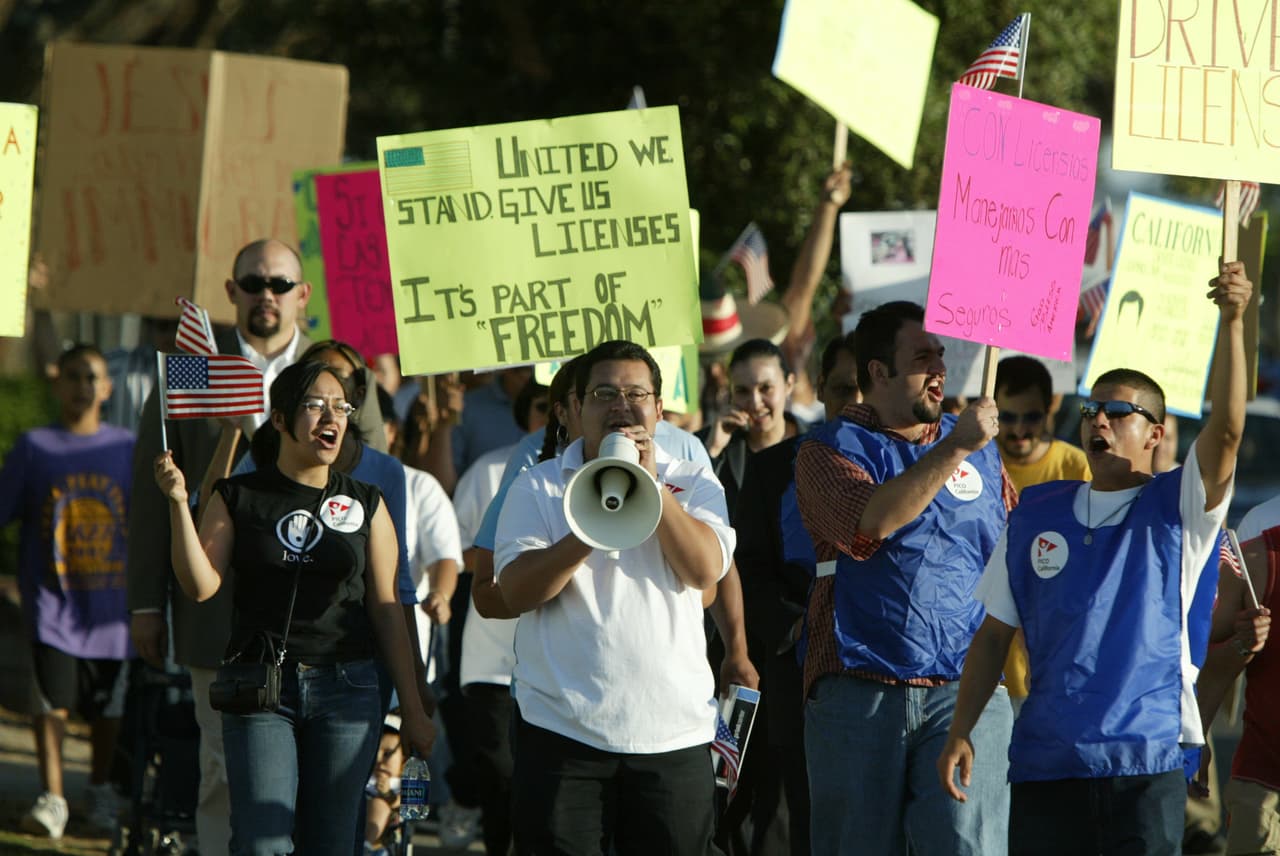 Manifestantes en una marcha en Santa Ana, California, en mayo de 2004, en la que pedían la aprobación de un proyecto de ley para darle licencias de conducir a los indocumentados. California es uno de los estados que hoy permite que la obtengan.