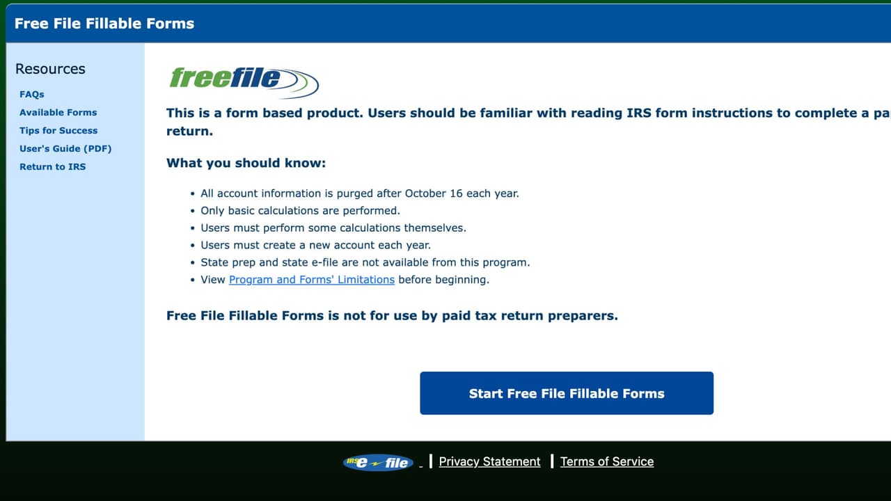 Una vez que estés en la página, podrás ver todo lo que necesitas o los formularios que puedes llenar aquí. 
<b>El Form 1040, Form W-2, Form W-2G, Form 1099-R, entre muchos otros, están disponibles para que los llenes electrónicamente.</b>
<br>
<br>Haz clic en la frase 
<i>Start Free File Fillable Forms</i> para comenzar a llenar tus impuestos.