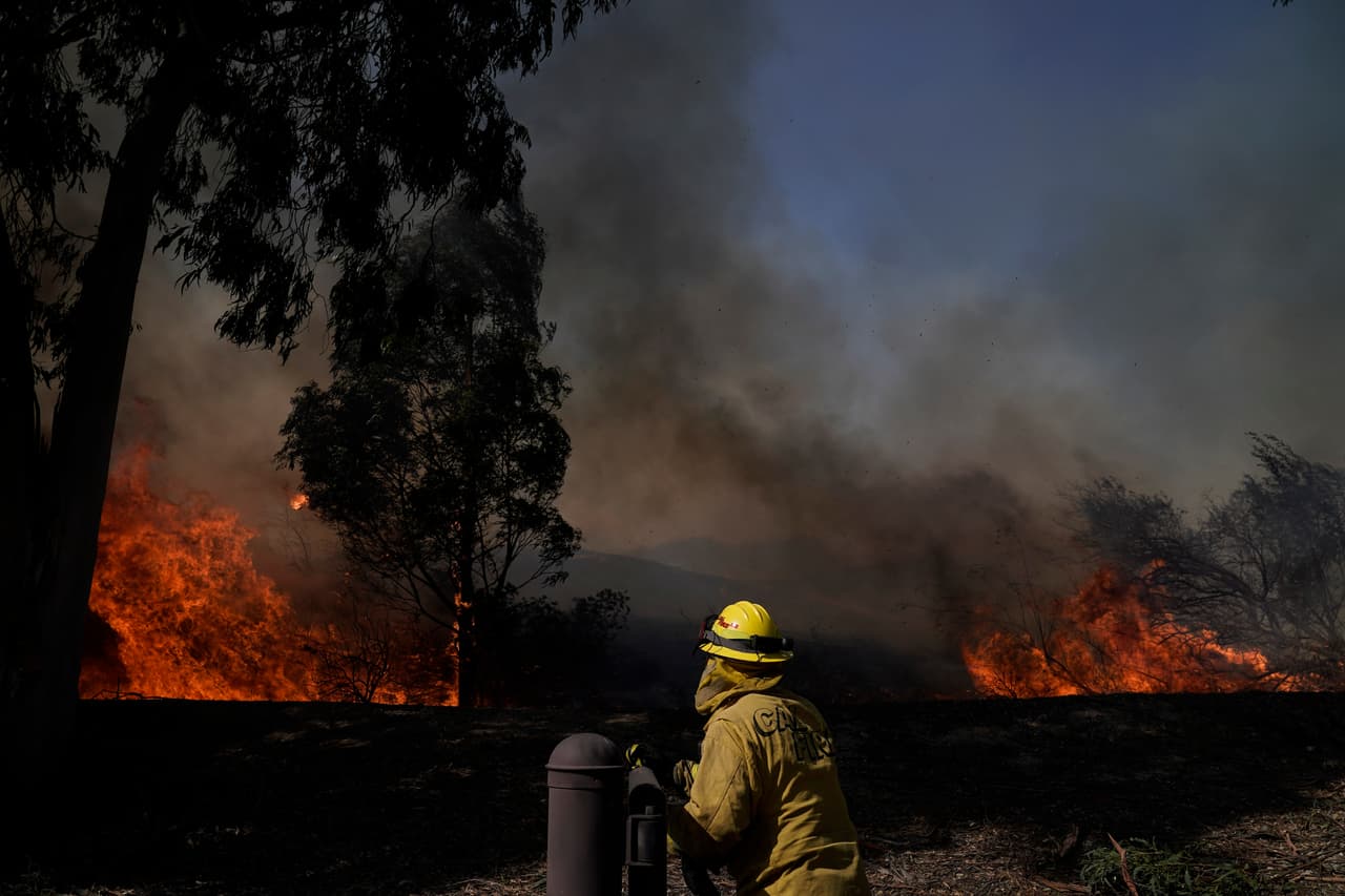 El informe se produjo cuando SCE cortó la energía a unos 38,000 clientes en cinco condados, incluidas las áreas de incendio, como medida de seguridad contra ráfagas que derriban equipos o arrojan ramas de árboles u otra vegetación a las líneas eléctricas.