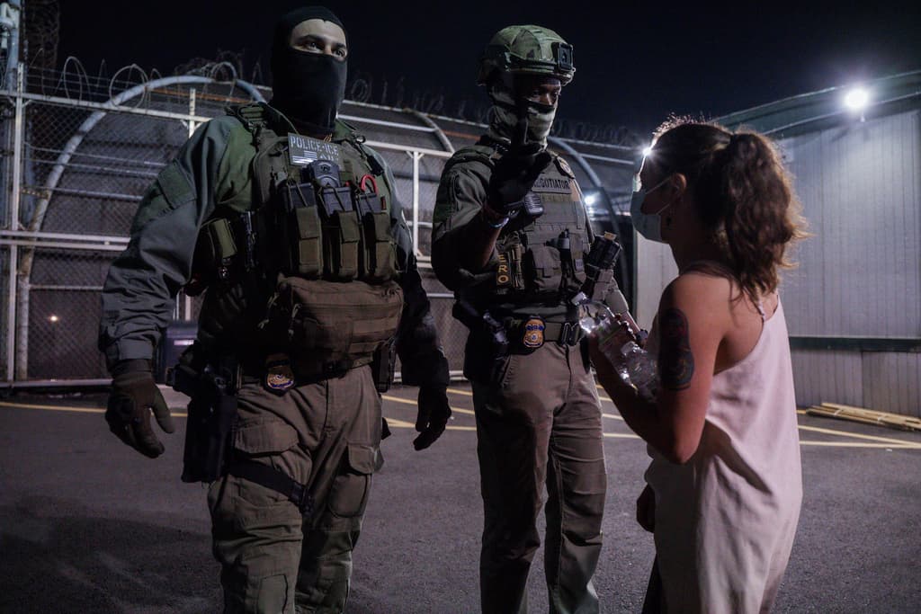 El incidente ocurre en un momento de 
<b>tensión por la política migratoria federal. ICE alberga actualmente a más de 53,000 personas a nivel nacional</b>, superando su capacidad presupuestada de 41,000.