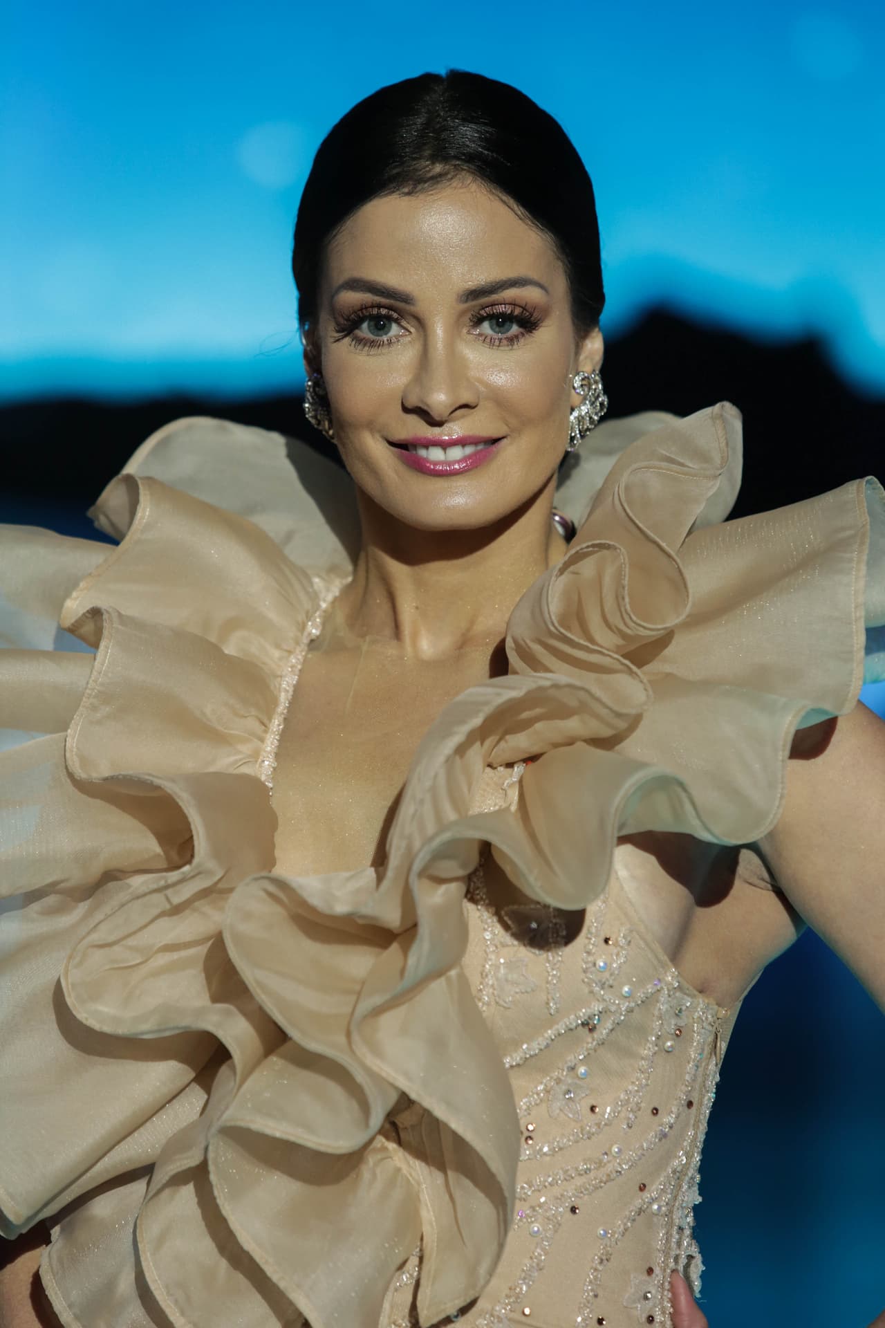 El maquillaje y el peinado corrieron a cargo de Elizabeth Leiva.