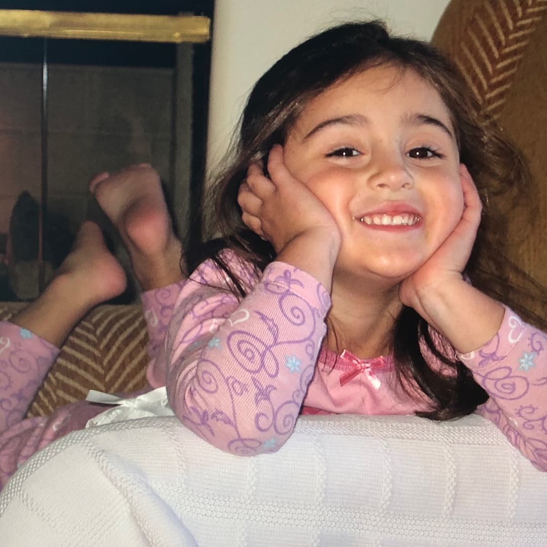 Mía de Molina se ha hecho muy popular en parte porque su papá cuenta sus travesuras en el programa de El Gordo y la Flaca. Incluso ya más grande, la joven ha compartido el micrófono con Raúl en el show.