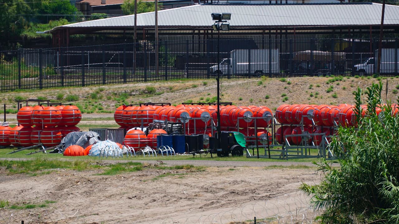 En las orillas del Río Bravo, la frontera natural entre los dos países con sus 1,890 millas de longitud, se pueden observar 
<b>los juegos de boyas rojas que buscan formar un “muro flotante”</b>, parte del 
<a href="https://www.univision.com/local/san-antonio-kwex/boyas-muro-flotante-inmigrantes-frontera-eagle-pass-texas-greg-abbott" target="_blank">plan del Gobernador de Texas, Greg Abbott, para detener la migración irregular en su estado. </a>