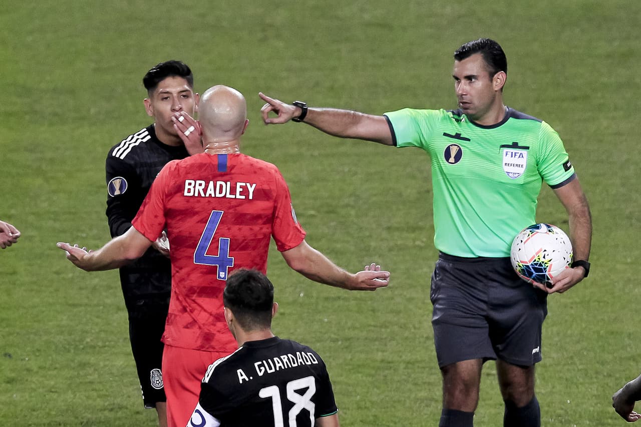 Sin embargo, el tiempo estaba convirtiéndose en su peor aliado, lo cual estaba generando desesperación en el equipo de las barras y las estrellas.