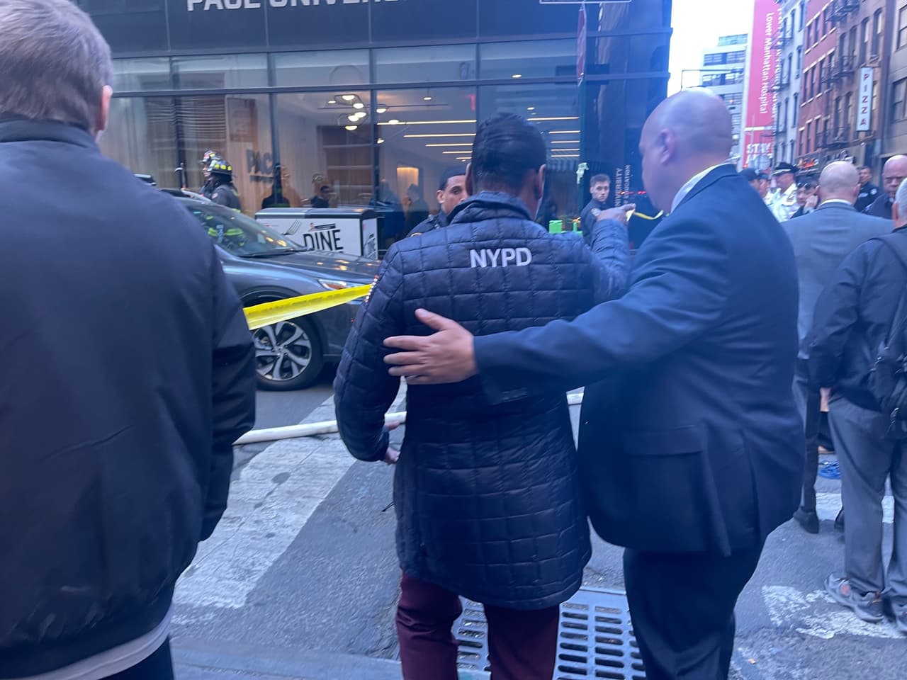 Liam Gaeta, estudiante de la cercana Universidad Pace, dijo que escuchó 
<b>“un gran ruido y un gran estruendo, y luego todos fuimos evacuados”,</b> reporta la agencia de noticias AP.