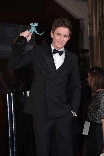 ¡Qué orgulloso estaba Eddie Redmayne! Triunfó sobre Michael Keaton como Mejor actor.