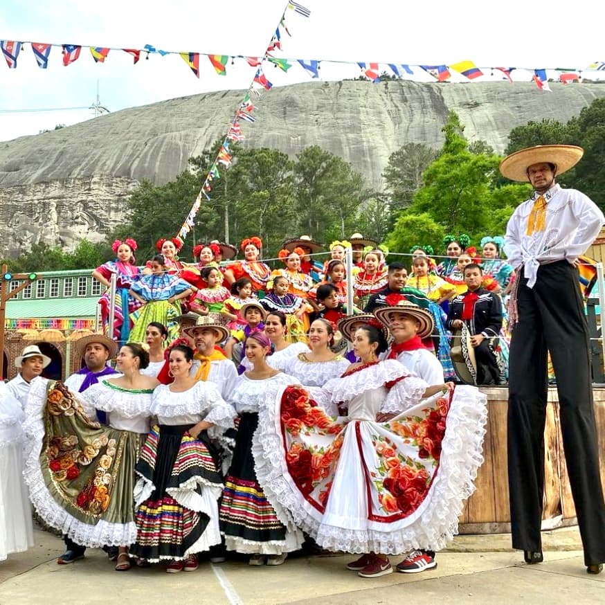 <b>Evento</b>: Latino Family Festival
<br>
<b>Fechas</b>: 4 al 19 de mayo
<br>
<b>Lugar</b>: Stone Mountain Park. 1000 Robert E. Lee Drive. Stone Mountain, GA. 30083
<br>
<b>Sitio web</b>: 
<a href="https://stonemountainpark.com/activity/events/latino-family-festival/">https://stonemountainpark.com/activity/events/latino-family-festival/</a> 
<br>
<br>El segundo Festival Familiar Latino anual que celebra la cultura y la herencia latina se llevará a cabo los primeros tres fines de semana de mayo en Stone Mountain Park. El festival es una celebración vibrante y animada de la música, la danza y la cultura latinas, que presenta una amplia variedad de talentos internacionales en vivo, incluidos bailarines, músicos, una banda de música, un desfile festivo completamente nuevo y un enorme espectáculo de luces y drones.