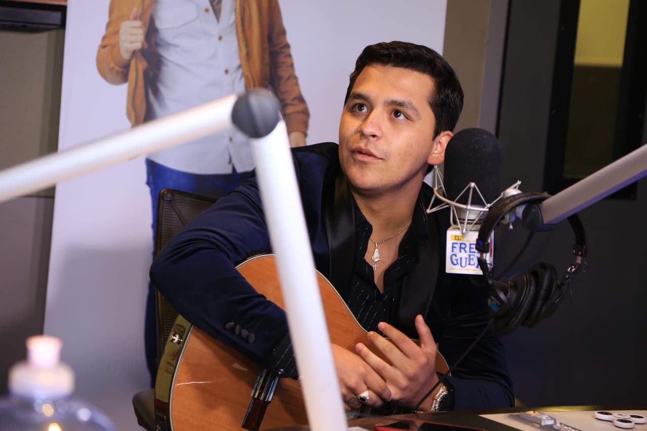 Pero como el cantante no canta corridos, tuvo que ingeniarsela e improvisar.