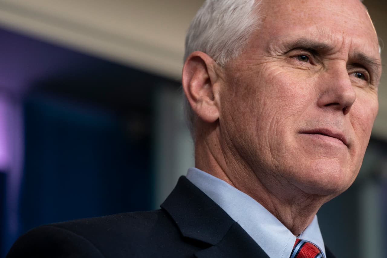 <b>El vicepresidente, </b>primero en la línea de sucesión presidencial. Mike Pence ocuparía el cargo si Trump quedara incapacitado por algunas horas o días para tratarse los sintomás de covid-19. Luego del atentado del que fue víctima Ronald Reagan en marzo de 1981 y antes de ser anestesiado para una cirugía, el mandatario
<a href="https://www.nytimes.com/1985/07/14/us/reagan-transfers-power-to-bush-for-8-hour-period-of-incapacity.html"><u> envió una carta a los presidentes del Senado y la Cámara de Representantes transfiriendo el poder presidencial a George W. H. Bush</u></a>.
<br>