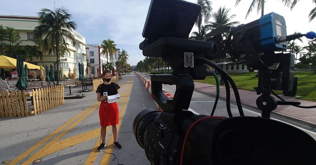 Ely nos estuvo informando sobre el avance del coronavirus desde las calles de Miami, concentrada, enfocada y cómoda para reportear en campo.
