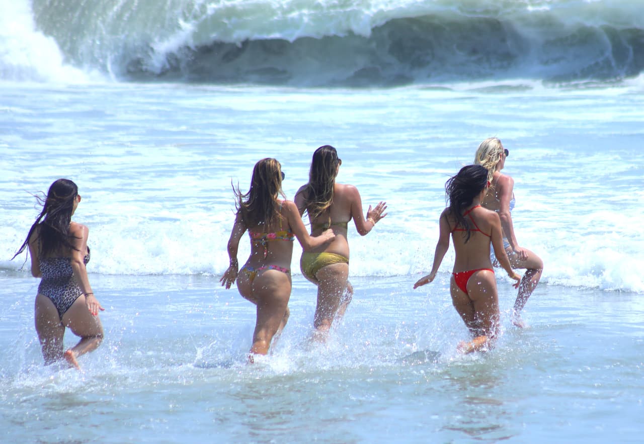 Kim Kardashian pasó el fin de semana del 22 de abril de 2017 en el resort Casa Aramara, en Tulum, México. Allí estuvo en la playa con Stephanie Sheppard, su asistente, mientras tomaba una cerveza. Además, Kourtney Kardashian también estuvo con amigas en el lugar.