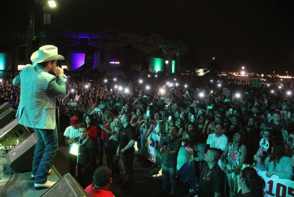 El Dasa revolucionó Phoenix con su voz y carisma, enloqueciendo a miles de fans que los esperaban ansiosas. El chulo causó furor con sus movimientos sexy y desafió seguridad para acercarse y bailar con sus consentidas.