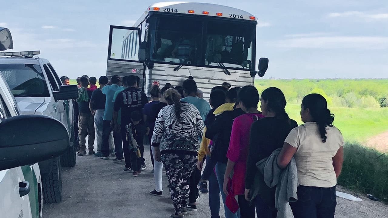 Más de 2,000 indocumentados arrestados en tres días en Texas: “situación insostenible” para autoridades fronterizas