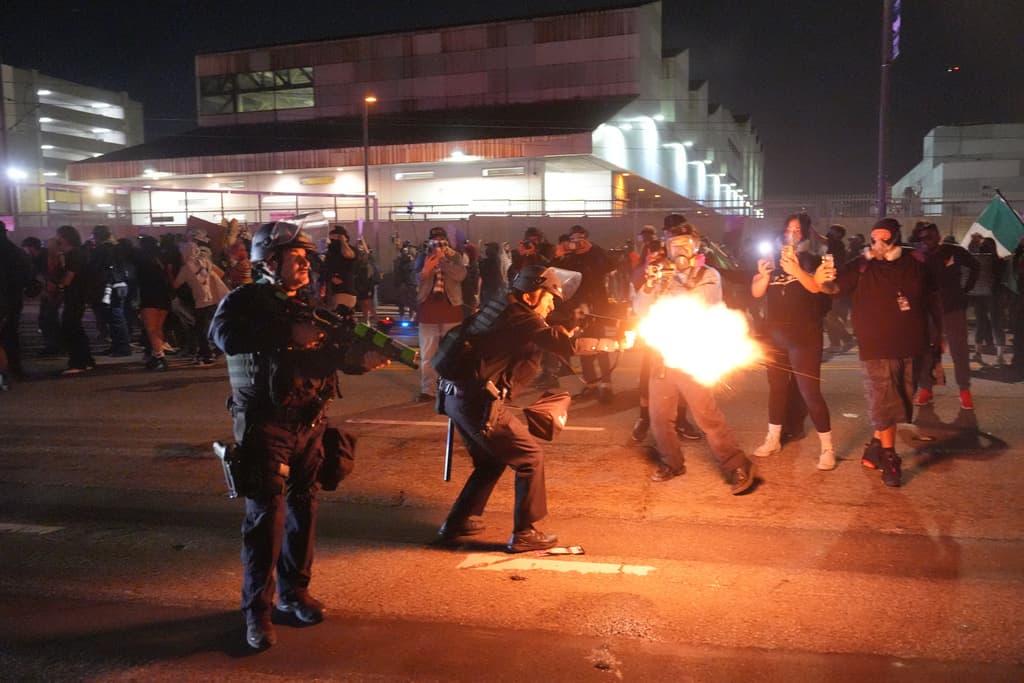 Cientos de manifestantes se concentraron frente al Edificio Federal Edward R. Roybal en el centro de Los Ángeles para protestar contra las redadas de ICE.