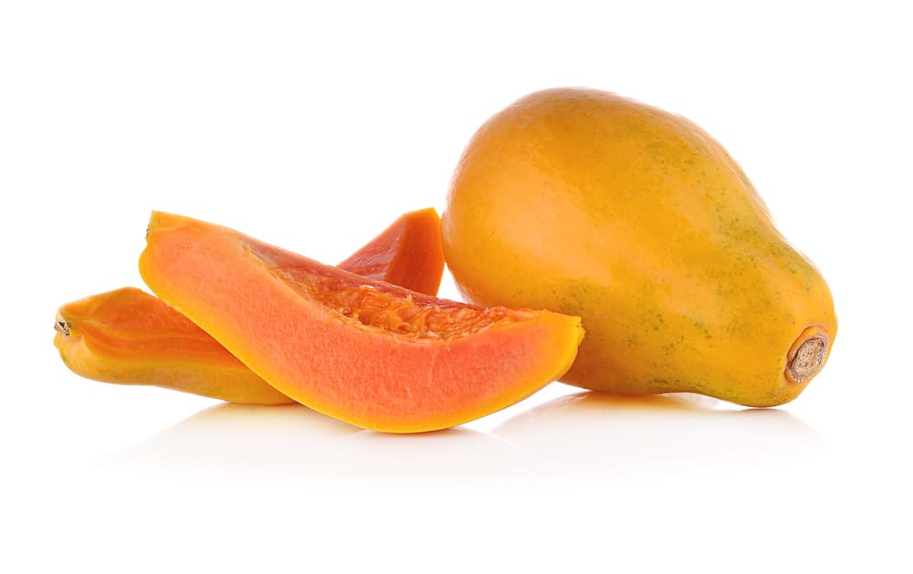 La papaya tiene un alto contenido en antioxidantes, vitaminas, minerales y enzimas digestivas. No obstante, lo que muchos tal vez no saben es que las hojas de papaya también tienen algunos aportes interesantes a tu salud.