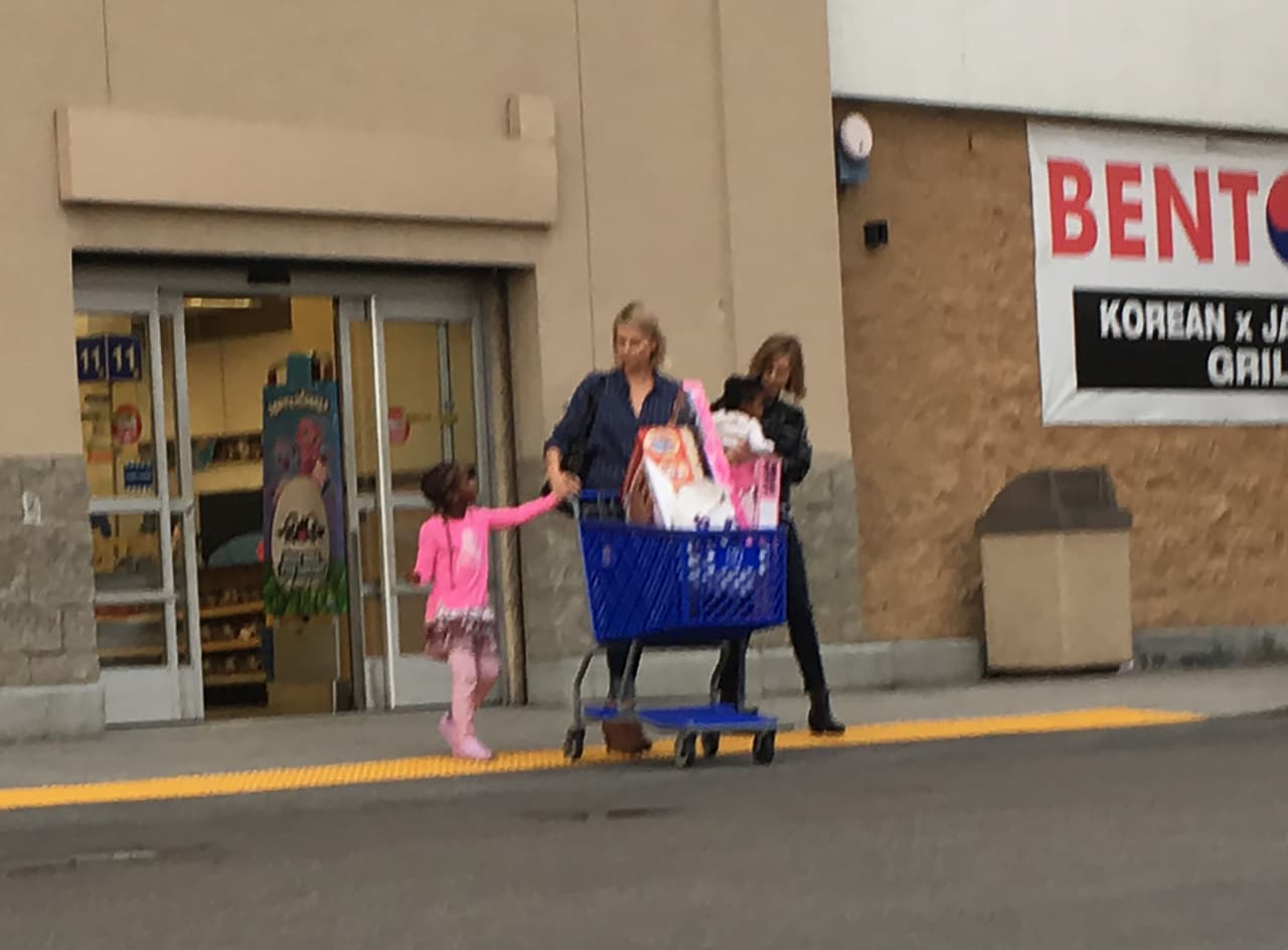 Aún cuando su outfit incluyen colores que serían catalogados para el sexo opuesto, Charlize no se inmuta en que el pequeño Jackson los utilice como parte de su vestuario.