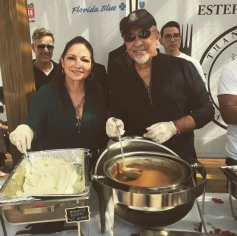 La famillia Estefan se caracteriza porque siempre buscan la oportunidad de ayudar a quienes más lo necesitan; en esta ocasión, decidieron festajar repartiendo comida a los menos afortunados.