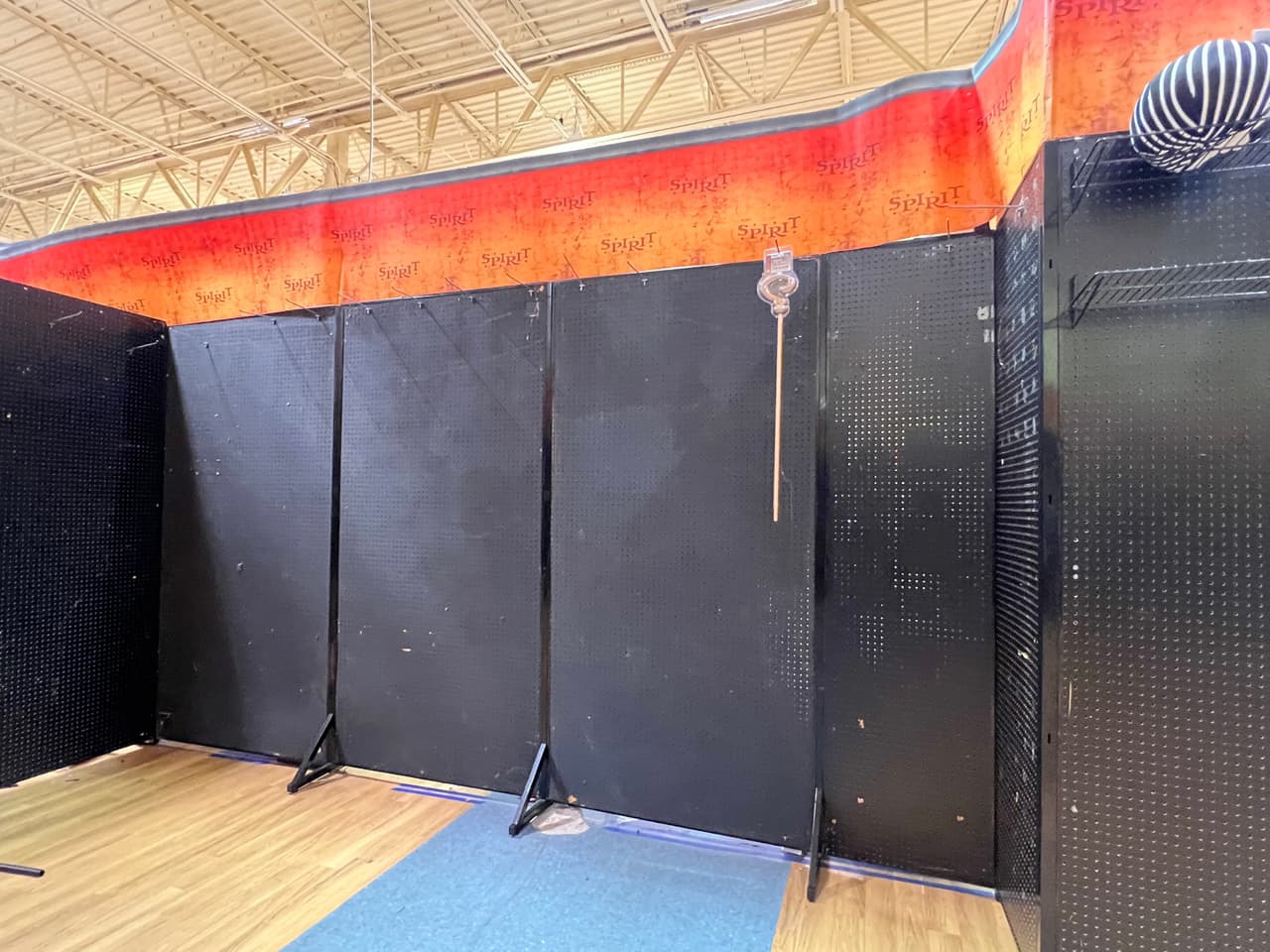 Las filas son largas y varios residentes nos cuentan de tiendas de Biscayne Boulevard en Aventura que ya están casi vacías.
<br>