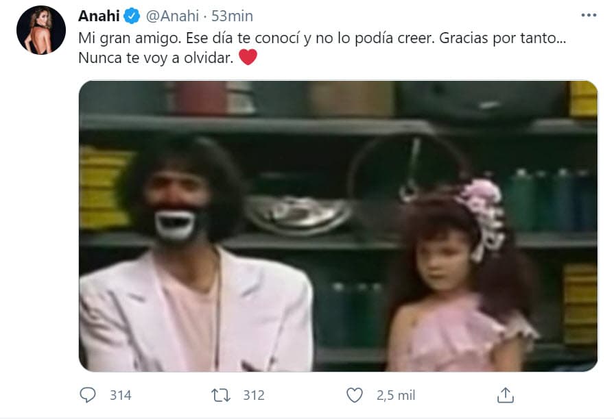 Anahí fue de las primeras, quien resaltó
<b><a href="https://twitter.com/anahi/status/1368985119135043584?s=21" target="_blank"> la alegría que le dio conocerlo</a></b> cuando aún era una niña a mediados de la década de 1980.