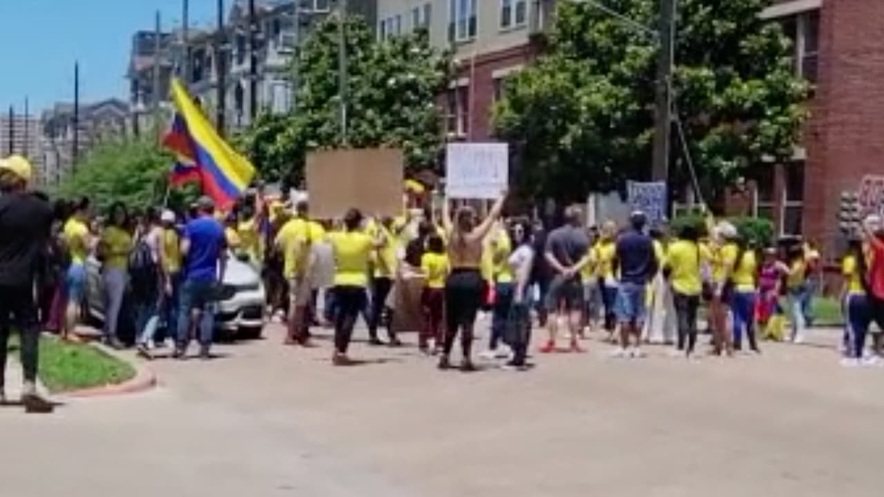 Previamente habían manifestado en el consulado colombiano de Houston.