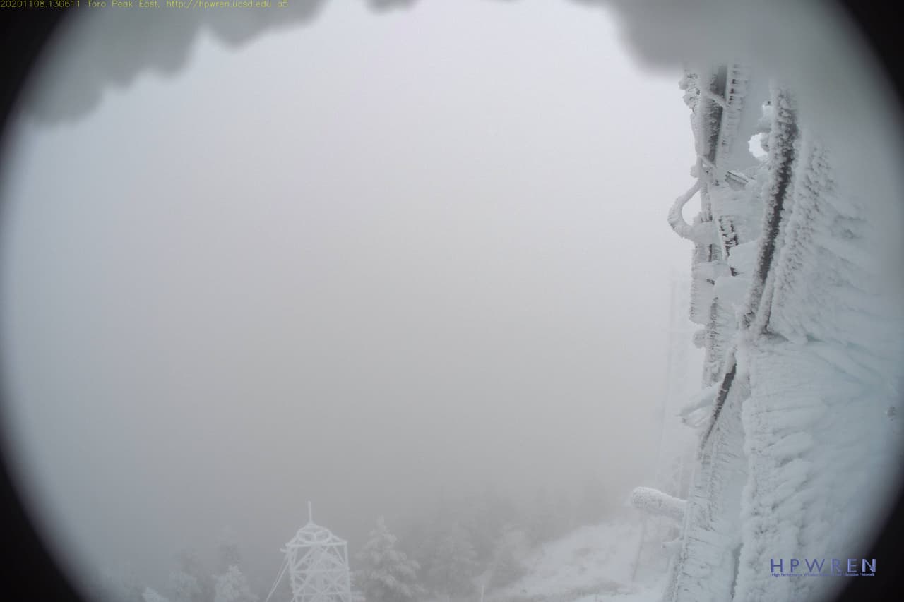 Esta foto fue captada en la cámara en una de las torres en la montaña Wilson, al este del Toro Peak. Sí, esta es la misma montaña en donde el millonario observatorio 
<b>Mount Wilson</b> Institute estuvo a punto de ser devastado por las llamas del incendio Bobcat 
<b>fire.</b>