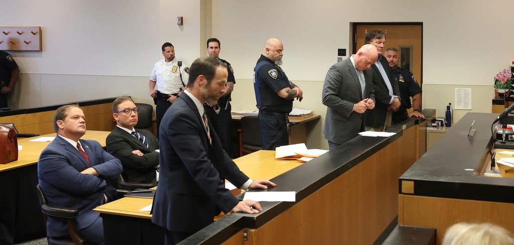 Rex Heuermann enfrenta acusaciones de asesinato y sus hijos enfrentan traumas emocionales por el caso.