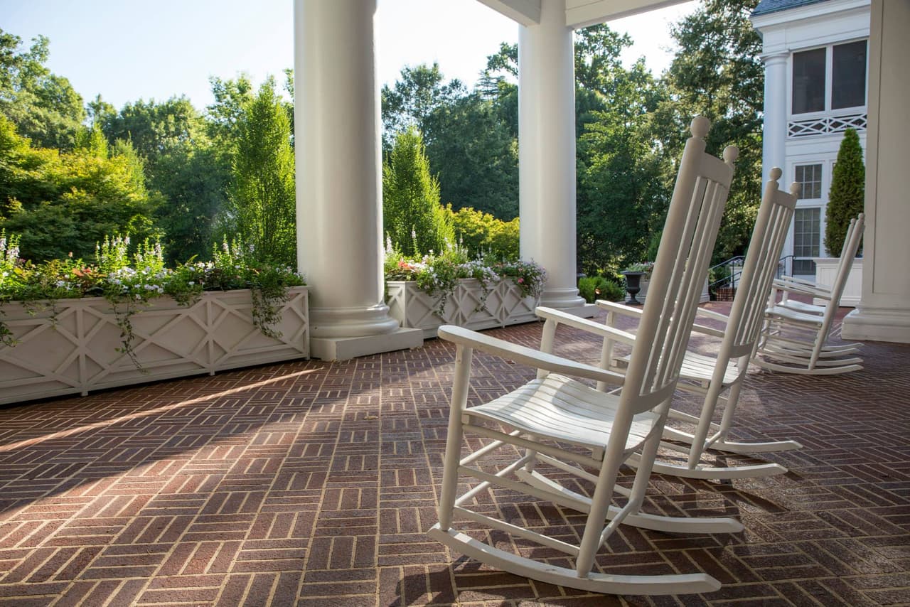 Manteniendo su parte del trato, llegó un año después, lo vio acercarse y extendió la mano para agarrar su muñeca, y su mano lo atravesó. Se dio la vuelta y dijo: "Vivo o muerto". Más tarde, se enteró de que Avery había muerto una semana antes. Hoy, dejando a un lado la historia espeluznante, puedes quedarte en una de las 20 habitaciones hermosamente decoradas de Duke Mansion, o disfrutar de cócteles en el patio en los meses de verano.
<br>
<br>
<b><a href="https://goo.gl/maps/3GX1GZMvYtNCuDXq9">Cómo llegar</a></b>