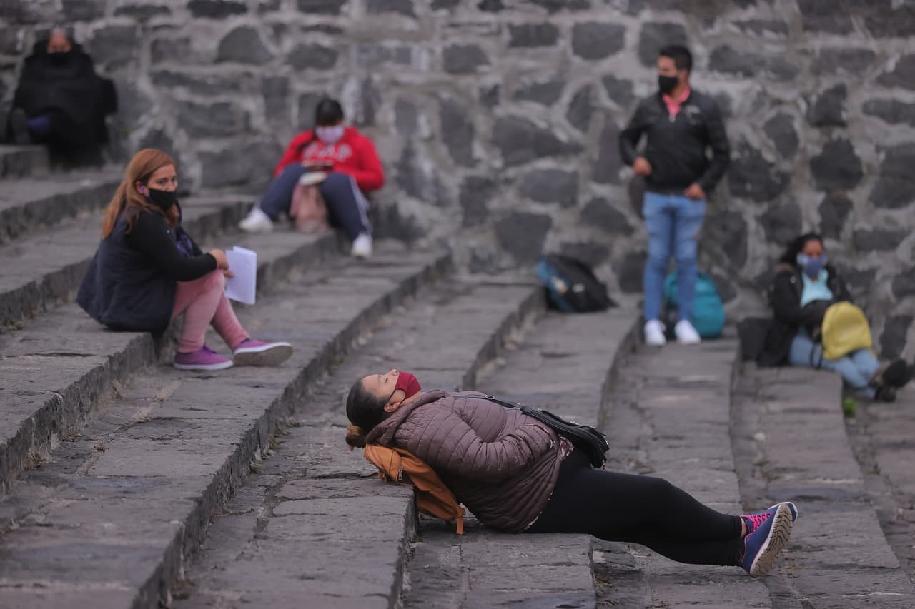 Una persona descansa en las escaleras fuera del estadio, a la espera de su familiar o amigo que estaba aplicando el examen de admision para la UNAM. Para muchos en esta nación de casi 130 millones de habitantes, la universidad más importante de México también representa su única esperanza de estudiar una licenciatura. 
<b>La institución cobra una matrícula anual equivalente a unos 9 dólares por estudiante, una cuota que no ha sido actualizada desde la década de 1960 y que de ninguna manera cubre el costo de su educación. El gobierno subsidia fuertemente a la universidad.</b>
<br>
<br>
<br>