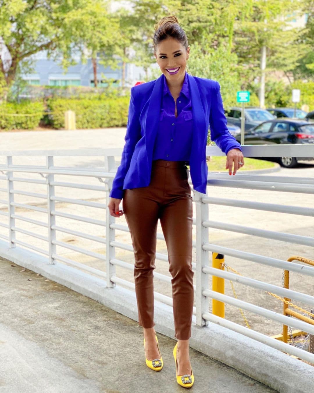 El azul eléctrico es uno de los colores que logra resaltar la belleza natural de Karla. En esta ocasión lo vistió con una blusa y un blazer, en combinación con unos pantalones marrones con tonalidad oscura y zapatillas amarillas.