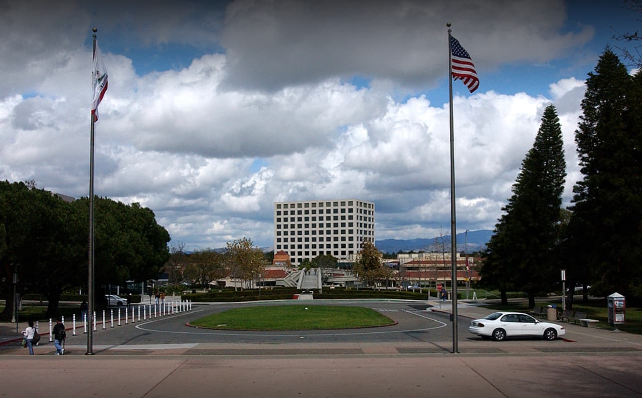 <b>Universidad de California, Irvine (13º a nivel nacional)</b>
<br>
<b>Costo estimado anual sin ayuda financiera: </b>$35,200
<br>
<b>Costo estimado anual con ayuda financiera: </b>$17,700
<br>
<b>% estudiantes obtienen becas: </b>65%
<br>
<b>% graduación:</b> 83%
<br>
<b>Salario promedio anual estimado:</b> $55,900