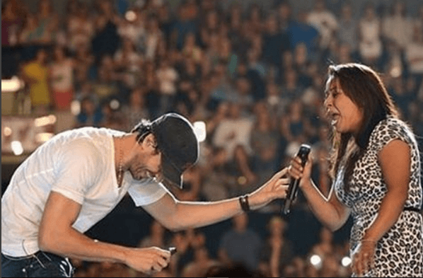 3.- Su carisma. El cantante se gana a su público co su linda forma de ser, es un consentidor con sus seguidoras.