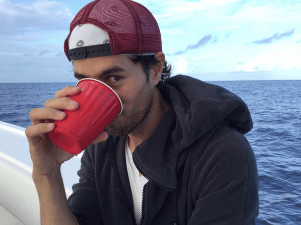 8.- Por su humildad. Él disfruta las pequeñas cosas de la vida, una tarde en la playa y un trago, son suficientes para verlo radiante y feliz.