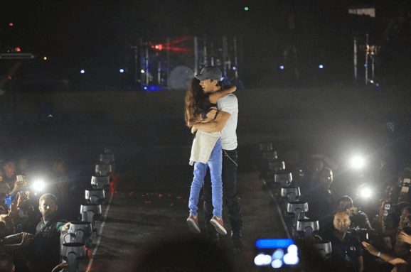 ¡Ellas lo aman! Enrique es enamorado y tierno con las asistentes.