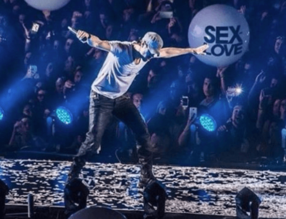 4.- Su entrega. Cuando él sube al escenario se vuelve una bomba de emociones, todo en él es un torrente de emociones entre baile y mucha interacción.