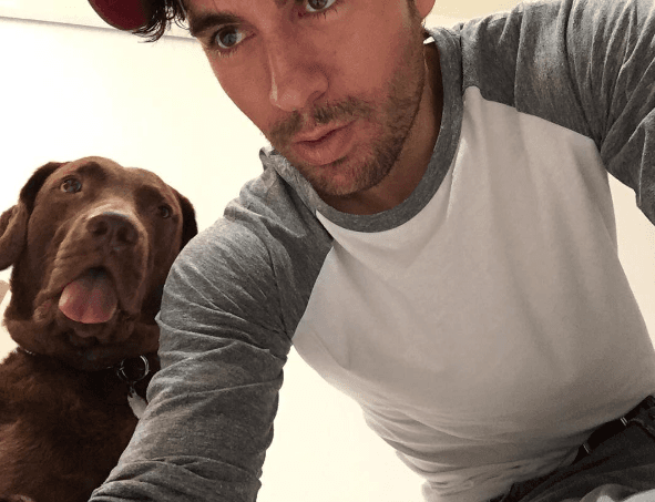 9.- Su amor animal. Si hay algo que destaca a este hombre es el amor que tiene por sus mascotas, este labrador café es a quien Iglesias llama 'su hijo'.