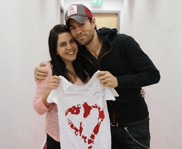 6.- Por su altruismo. ¿Te acuerdas cuando se lastimó sus dedos en un concierto en Tijuana? Él supo sacarle un lado muy positivo al accidente, ya que con la imagen que formó con sangre, en su playera hizo unas camisetas para una fundación.